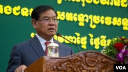 រូបឯកសារ៖ លោក​ ស​ ខេង រដ្ឋមន្រ្តី​នៃ​ក្រសួង​មហាផ្ទៃ​ ថ្លែង​ទៅមន្រ្តី​ប៉ូលិស​និង​អភិបាល​នានា​ក្នុង​ការ​ប្រជុំ​នៃ​របាយការណ៍​បូកសរុបចំនួន​​ជន​​​អន្តោប្រវេសន៍​ នៅ​ថ្ងៃ​សុក្រ​ ទី​១៩ សីហា ឆ្នាំ​២០១៦ នៅ​រាជធានីភ្នំពេញ។​ (ឡេង ឡែន/វីអូអេ) 