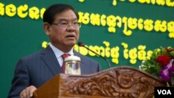 រូបឯកសារ៖ លោក​ស​ ខេង រដ្ឋមន្រ្តី​នៃ​ក្រសួង​មហាផ្ទៃ​ ថ្លែង​ទៅមន្រ្តី​ប៉ូលិស​និង​អភិបាល​នានា​ក្នុង​ការ​ប្រជុំ​នៃ​របាយការណ៍​បូកសរុបចំនួន​​ជន​​​អន្តោប្រវេសន៍​ នៅ​រាជធានី ភ្នំពេញកាលពី​ថ្ងៃ​សុក្រ​ ទី​១៩ សីហា ឆ្នាំ​២០១៦ ។​(ឡេង ឡែន/វីអូអេ)