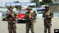 Anggota pasukan khusus Taliban melakukan pengamanan terhadap bandara internasional Hamid Karzai di Kabul, pasca penarikan pasukan asing dari Afghanistan, 31 Agustus 2021 (foto: dok).