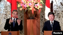 日本外相茂木敏充（右）和中国国务委员兼外交部长王毅在东京举行会谈后出席记者会。（2019年11月25日）