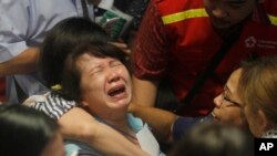 30일 인도네시아 자바 국제공항에서 실종 여객기에 탑승했던 희생자의 유가족이 오열하고 있다.