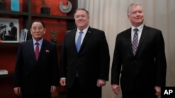 마이크 폼페오 미국 국무장관과 김영철 북한 노동당 부위원장, 스티븐 비건 국무부 대북정책특별대표가 지난달 18일 워싱턴에서 고위급 회담에 앞서 기념촬영을 했다.