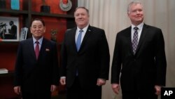 마이크 폼페오 미국 국무장관과 김영철 북한 노동당 부위원장, 스티븐 비건 국무부 대북정책특별대표가 지난 18일 워싱턴에서 고위급 회담에 앞서 기념촬영을 했다.