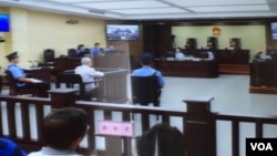 天津第二中级人民法院对709律师案和异议人士案的庭审星期三继续进行。独立中文笔会会员、北京教会人士胡石根在法庭被告席上，他被控涉嫌“颠覆国家政权罪”（美国之音叶兵拍摄）