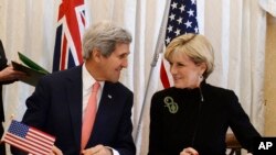 وزير امور خارجه ايالات متحده، جان کری (چپ) و وزير امور خارجه استراليا، جولی بيشاپ، در حال گفتگو در گفتگوهای سالانه وزرای امور خارجه آمريکا و استراليا، سيدنی – سه شنبه ۲۱ مرداد (۱۲ اوت)