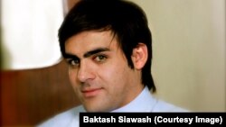 سیاووش میگوید که حاضر است برای شش ماه دیگر بدون امتیاز ایفای وظیفه کند