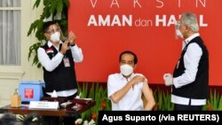 ប្រធានាធិបតីឥណ្ឌូនេស៊ីលោក Joko Widodo ទទួលការចាក់វ៉ាក់សាំងបង្ការជំងឺកូវីដ១៩ នៅវិមានរដ្ឋាភិបាលក្នុងទីក្រុងហ្សាកាតា ឥណ្ឌូនេស៊ី ថ្ងៃទី១៣ ខែមករា ឆ្នាំ២០២១។