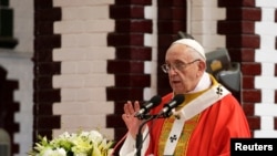 罗马天主教宗方济各在缅甸仰光主持弥撒.