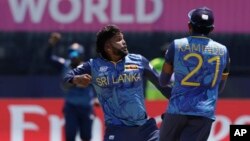 শ্রী লঙ্কা ক্যাপ্টেন ওয়ানিন্দু হাসারাঙ্গা (বাঁয়ে) ৩ জুন দক্ষিণ আফ্রিকার সাথে ম্যাচ উইকেট পেয়ে উল্লাস করছেন।