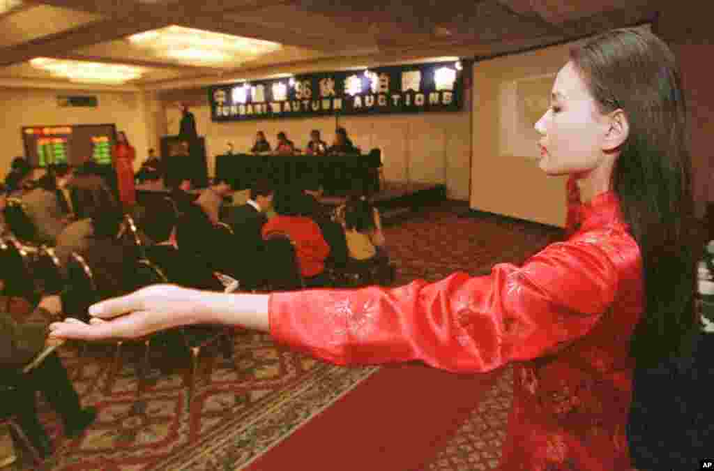 1996年11月12日，在王光美物品拍卖会上，一位助理用手指向一位竞购者。王光美从事慈善事业，拍卖家传珍品，得款全部捐给&ldquo;幸福工程&rdquo;。