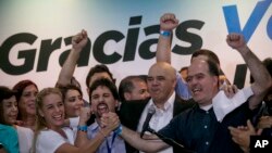 Des membres de l’opposition vénézuélienne célébrant leur victoire aux législatives pour la première fois en 16 ans, 7 décembre 2015.