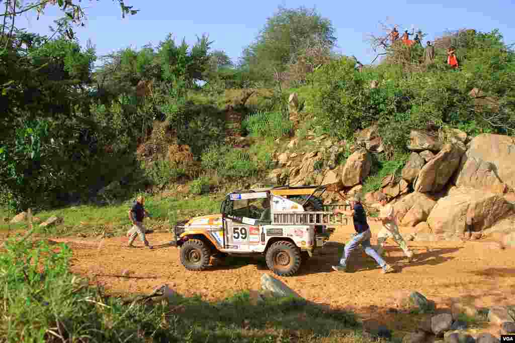 В ніч 14-го лютого поліцейські знайшли Реву Стенкамп мертвою у будинку Пісторіуса.