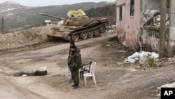 资料照：叙利亚部队军人2016年1月22日在萨尔玛。叙利亚政府在俄罗斯军机的轰炸掩护下，最近从激进分子掌控中夺回了萨尔玛。 