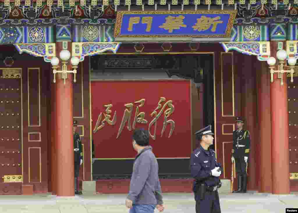 2013年10月31日，习近平居住的中南海的大门新华门前，有军警和过客