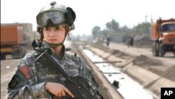 美国第101空降兵师的女兵在伊拉克站岗（资料图片）
