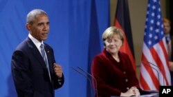 Le président américain Barack Obama, à gauche, et la Chancelière allemande Angela Merkel à Berlin, Allemagne, le 17 novembre 2016. 