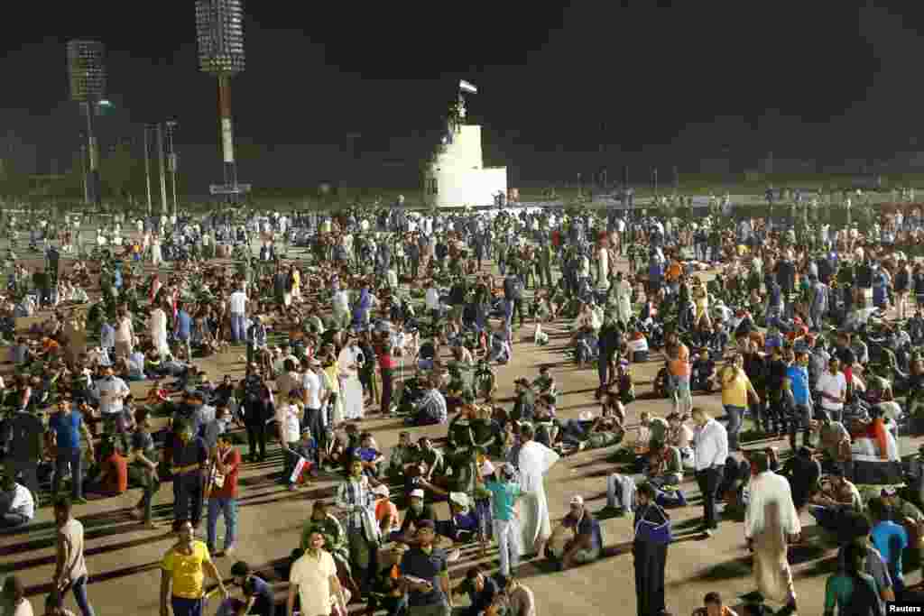 معترضان حامی مقتدی صدر در &quot;منطقه سبز&quot; بغداد.