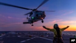 Двете страни започнаа формални протести откако кинески авион лансираше ракети во близина на австралискиот поморски хеликоптер додека ги спроведуваше санкциите на ОН против Северна Кореја.