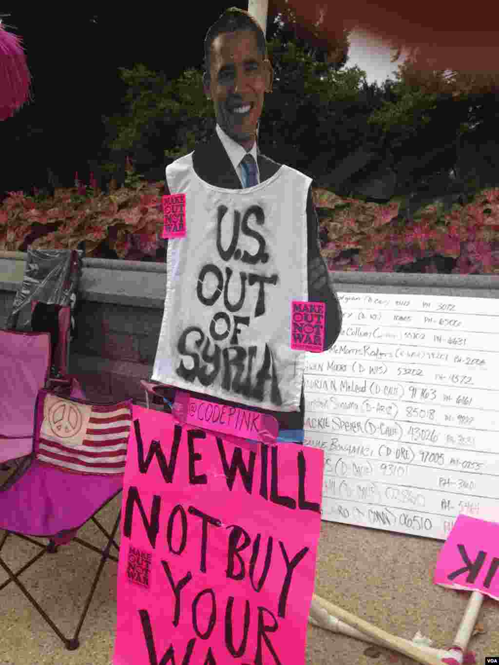 上方是美国总统奥巴马的照片，下面的标语呼吁美国离开叙利亚。（美国之音 龚小夏拍摄）