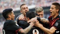 Suso de l'AC Milan, au centre, jubile avec ses coéquipiers Jose Sosa, à gauche, Gerard Deulofeu, Juraj Kucka et Mario Pasalic, après avoir ouvert la marque au cours d'un match entre l'AC Milan et Palerme au stade San Siro à Milan, Italie, 9 avril 2017.