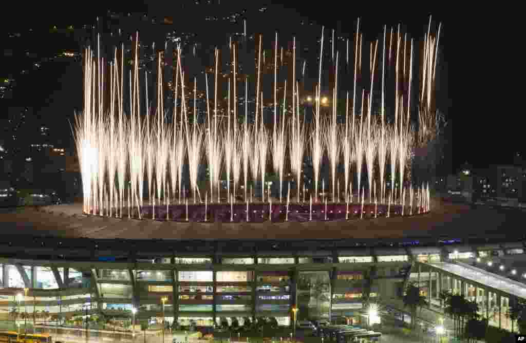 Atraksi kembang api di atas Stadion Maracana pada upacara pembukaan Olimpiade Musim Panas 2016 di Stadion Maracana, Rio de Janeiro, Brazil (5/8). (AP/Leo Correa)