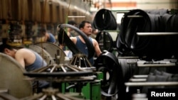 中国河北邢台万达轮胎公司的工人正在生产出口美日的汽车轮胎生产线上工作。（2019年5月21日）