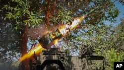 نیروهای اوکراینی زیر پوشش حملات توپخانه‌ای اوکراین به سمت خط مقدم باخموت در حال پیشروی هستند.