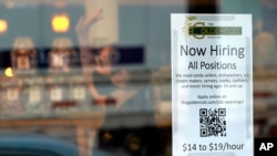 资料照片：缅因州一家餐馆的招聘启示。