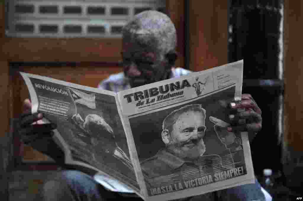 Seorang pria membaca koran di Havana dua hari sesudah meninggalnya pemimpin revolusi Kuba Fidel Castro, dengan tulisan: Sampai (pada) Kemenangan, Selalu! &nbsp;