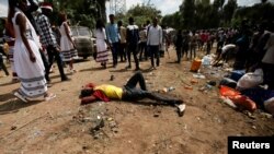 በኢሬቻ በዓል አከባበር ላይ አደጋ ደርሶበት ዕርዳታ እየጠበቀ ያለ ወጣት