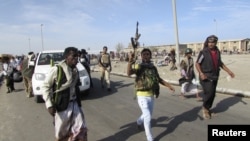 19일 예멘 남부 도시 아덴의 정부군 특수부대가 막사 앞을 걸어가고 있다.