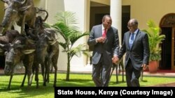 Rais Uhuru Kenyatta akicheka na mwenzake John Magufuli Ikulu ya Nairobi