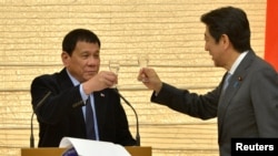 日本首相安倍在其寓所的宴会上同菲律宾总统杜特尔特干杯（2017年10月26日）