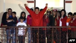 Presiden Venezuela Hugo Chavez (tengah) memberikan sambutan kepada para pendukungnya di Caracas, seusai Komisi Pemilu mengumumkan hasil pemilihan presiden Venezuela, Minggu (7/10).
