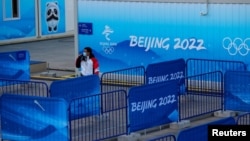 北京奥组委的一名工作人员在冬奥会场地工作。（2022年1月3日）
