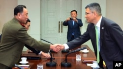 지난 15일 판문점에서 열린 남북 장성급 군사회담에서 한국측 대표인 류제승 국방부 국방정책실장(오른쪽)과 북측 대표인 김영철 국방위원회 정찰총국장이 악수하고 있다. (자료사진)