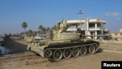 Tentara Irak melancarkan serangan terhadap militan di Ramadi, Irak barat hari Minggu (19/1). 