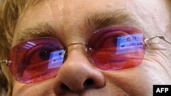 Elton Con partnyoru ilə bərabər Milad günü dünyaya gələn uşağı övladlığa götürüb