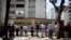 Venezolanos hacen fila para comprar pan en Caracas, el viernes 23 de marzo de 2018. Los principales partidos de oposición han convocado a una huelga de un día para el martes 21 de agosto, para protestar recientes medidas económicas anunciadas por el gobierno.
