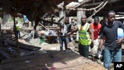 Des équipes de secours cherchant des victimes après l'explosion d'une bombe dans un marché à Maiduguri le 2 juin 2015 ( Photo AP/Jossy Ola)