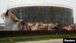 انبار نفت در نزدیکی شهر جنوبی سادریفت، تگزاس که در توفان هاروی آسیب دید. 