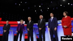 Wagombea urais wa chama cha Demokrat kutoka kushoto bilioneya Tom Steyer, Seneta Elizabeth Warren, Makamu wa Rais wa zamani Joe Biden,Seneta Bernie Sanders, Meya wa zamani wa South Bend Pete Buttigieg na Seneta Amy Klobuchar wakiwa katika mdahalo Iowa, Marekani.