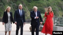 Prezidaantiin Yunaaytid Isteetis Joo Baayiden Muummicha Ministeeraa Briteern Booris Joonsen waliin wal arganii jiran.