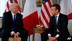 Donald Trump et Emmanuel Macron, Ambasade des Etats-Unis, Bruxelles, le 25 mai 2017. 