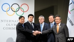 Lee Hee-beom, président du Comité olympique de PyeongChang, Kim Il Guk, ministre des Sports et président du Comité olympique nord-coréen, Do Jong-hwan, ministre sud-coréen de la Culture, des Sports et du Tourisme, Thomas Bach, président du Comité international, le 20 janvier 2018 à Lausannes.