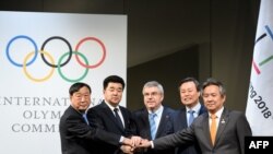 Lee Hee-beom, président du Comité olympique de PyeongChang et président du Comité olympique Kim Il Guk, ministre sud-coréen de la Culture, des Sports et du Tourisme Do Jong-hwan, président du Comité international olympique (CIO) Thomas Bach et Lee Kee-heung, président du Comité national olympique de Corée du Sud, lors d'une cérémonie de signature au Musée olympique à Lausanne, le 20 janvier 2018. 