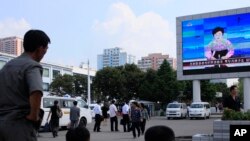 朝鲜民众观看有关９月９日火箭试射的电视新闻