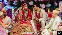 امبانی در سال ۲۰۱۸ گزاف ترین مراسم عروسی در تاریخ هند را برای دخترش ترتیب داد که گفته می شود، بیش از ۱۰۰ میلیون دالر هزینه داشته است.