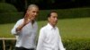 Mantan Presiden AS, Barack Obama (kiri) melambaikan tangannya kepada para wartawan saat berjalan bersama Presiden RI Joko Widodo dalam kunjungannya ke Istana Bogor, 30 Juni 2017. (Adi Weda/Pool photo via AP). 