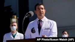 特朗普总统保健医生康利在沃尔特-里德军事医疗中心门口发布特朗普总统最近健康报告。（AP Photo/Susan Walsh AP)